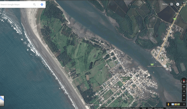 Muisne proper is an Island separated by the river. There's no way to get supplies or water to the other side, so all the shops are closed and the people moved inland.